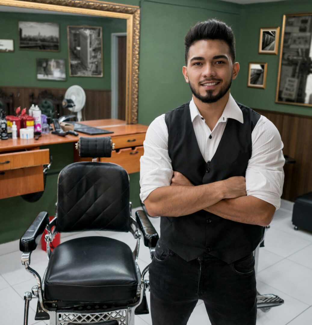 Hombre Cortando El Pelo En La Barbería. Barbero Profesional En